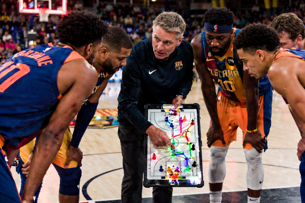 篮球战术分析专题配图 - 教练在场边布置战术